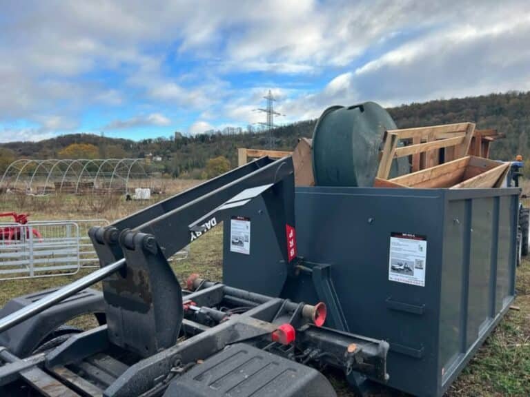 Js-location-benne-76 - Comment choisir la location de benne chantier idéale pour réduire le gaspillage et optimiser votre budget ? - Featured Image 1