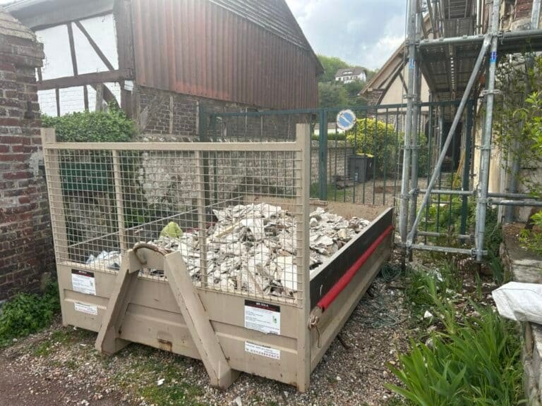 Js-location-benne-76 - Location de benne à gravats à Elbeuf : conseils et tarifs - Featured Image 1