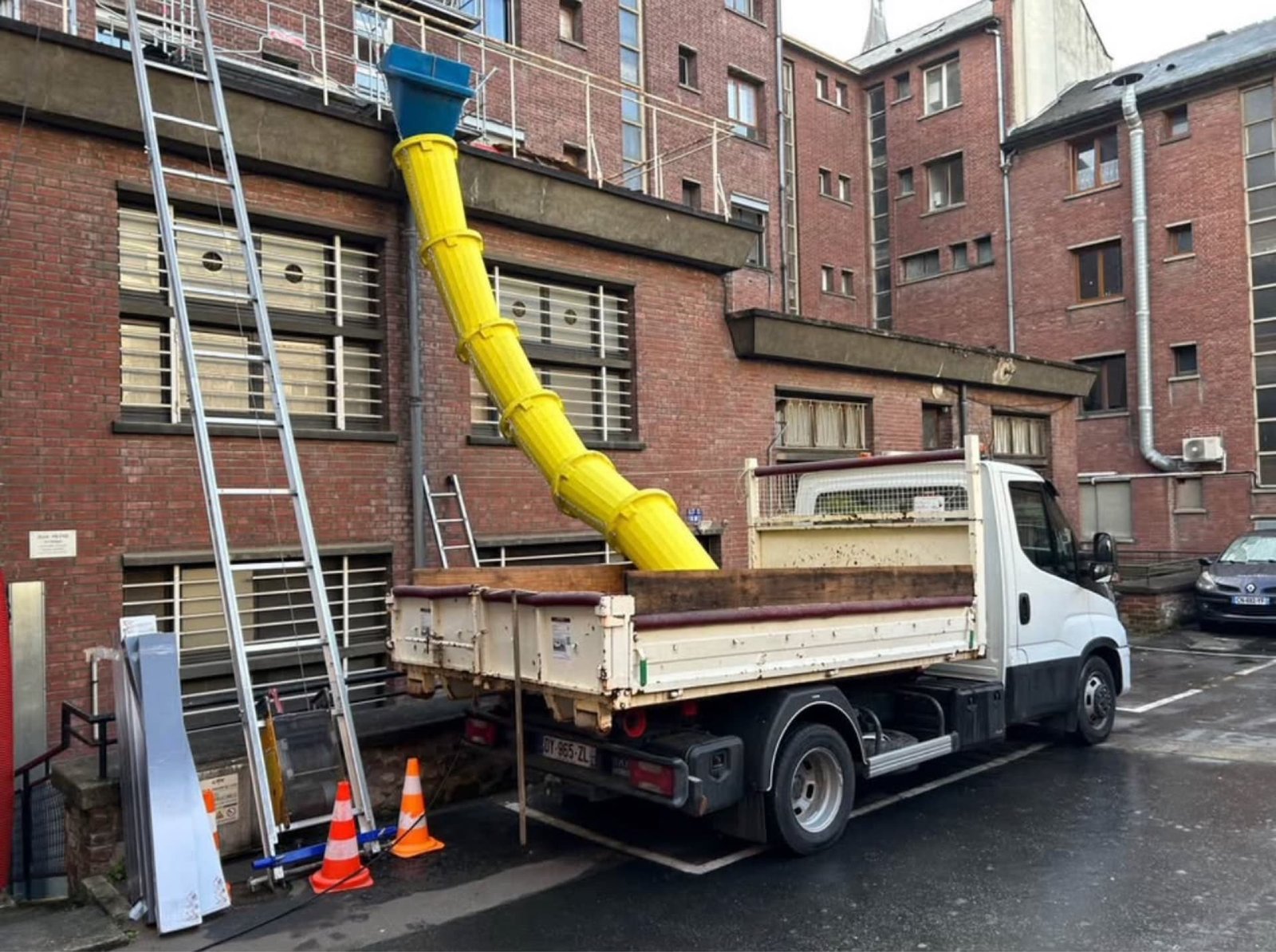 Js-location-benne-76 - Comment louer un camion VL électrique pas cher et sans mauvaise surprise pour mes livraisons urbaines en 2025 ? - Featured Image 1