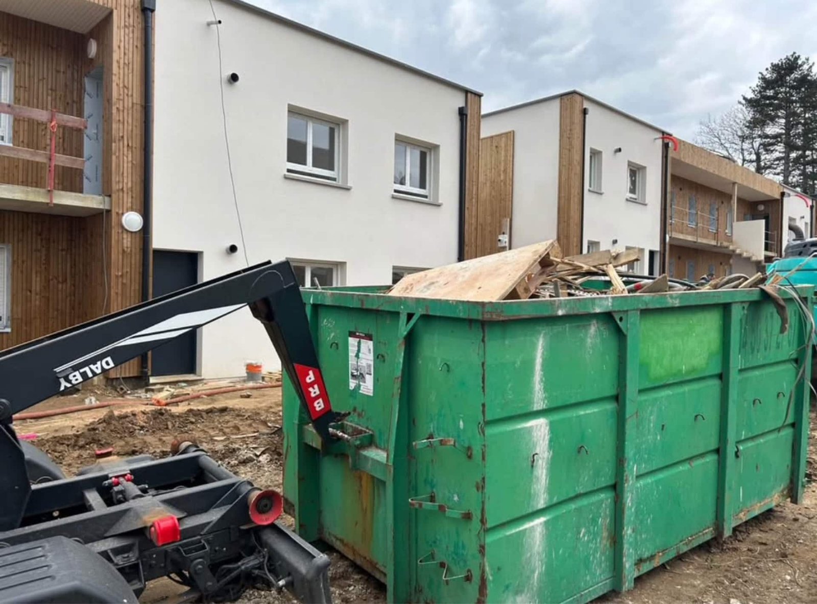 Js-location-benne-76 - Location de Benne : Guide Pratique pour un Débarras de Maison Efficace - Featured Image 1