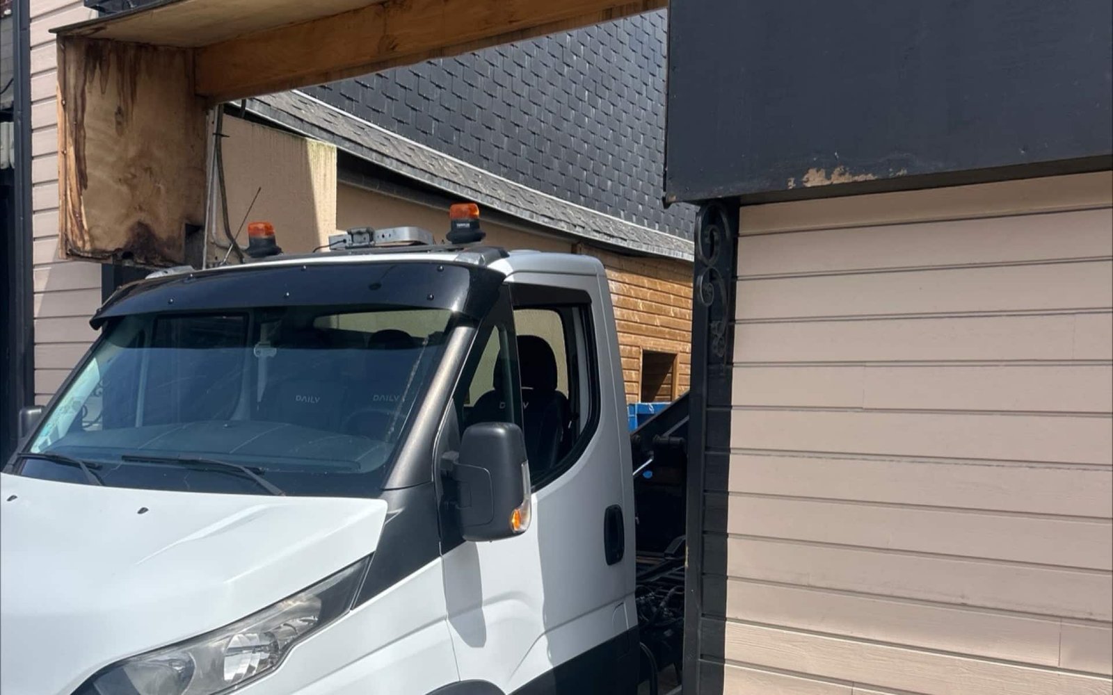 Camion VL équipé benne ampliroll à Rouen accès très difficile